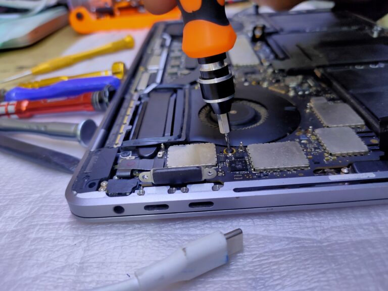 MacBook-laptop-repair-center-at-technocare-borivali-mumbai